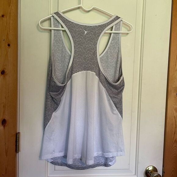 Old Navy Womens tank top XL (16)
Semi-fitted
Gray/white - Picture 5 of 7
